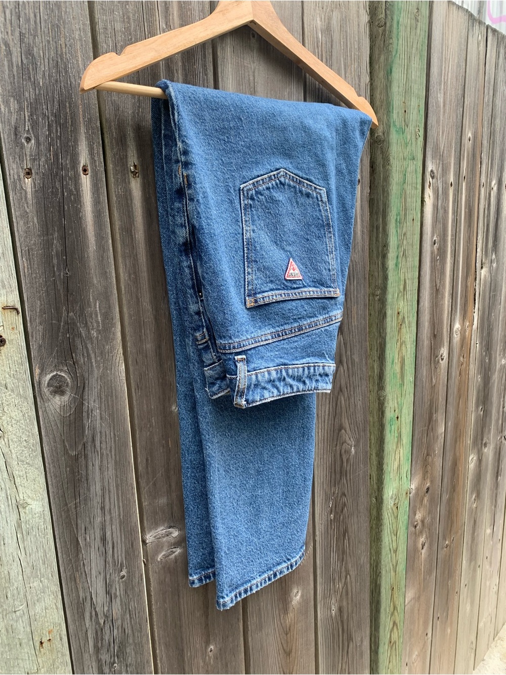 GUESS High Rise Medium Wash Denim Mom Jeans Size 29
